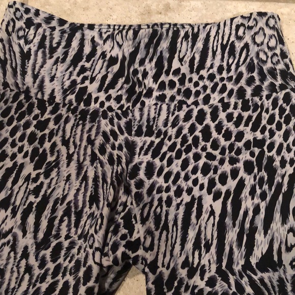 Onzie XS animal print cheetah Capri leggings - Picture 2 of 3